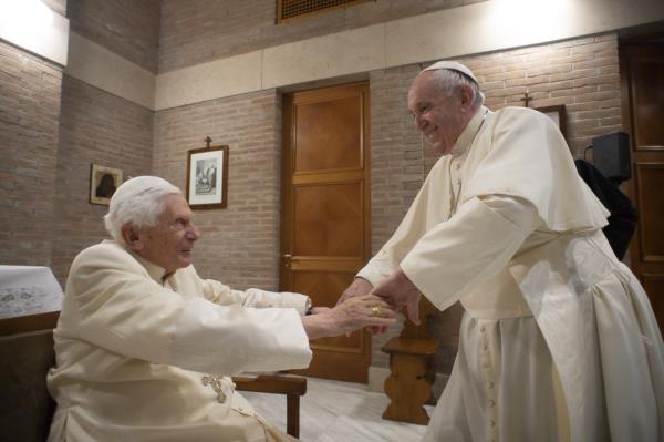教皇呼吁为“病重”的前教皇本笃祈祷
