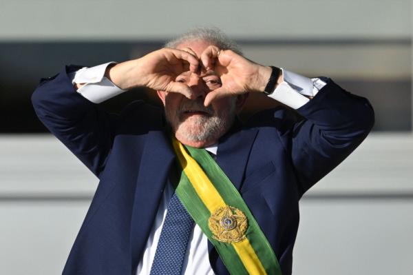 卢拉在巴西掌权，抨击博尔索纳罗的反民主威胁