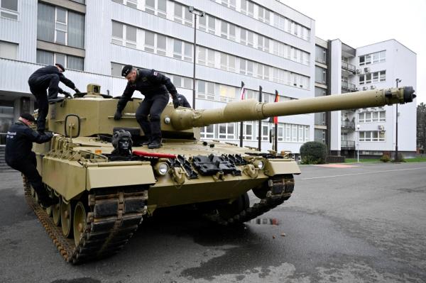 军备制造商表示，修复后的德国豹式坦克最早将在2024年为乌克兰做好准备